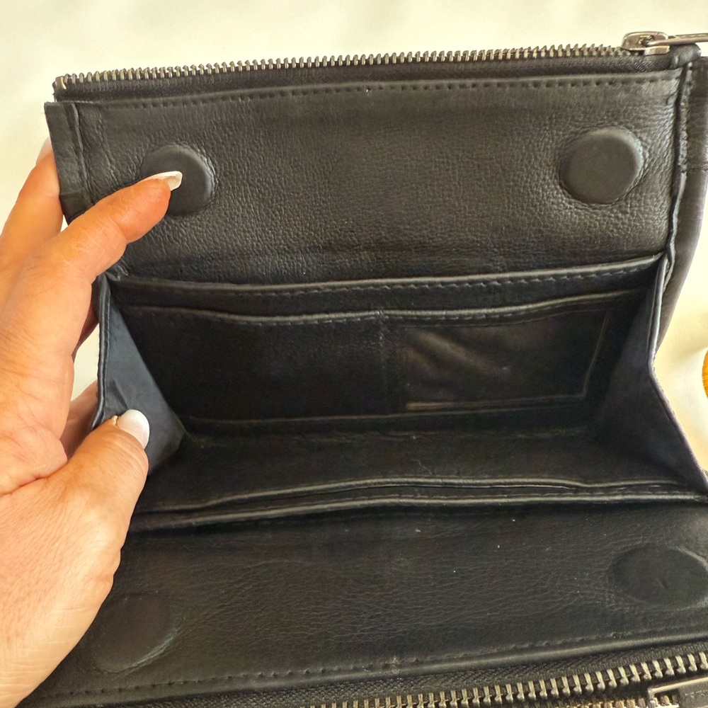 Milwaukee, leather small Black Crossbody Bag  silver hardware triple compartment - Picture 10 of 13